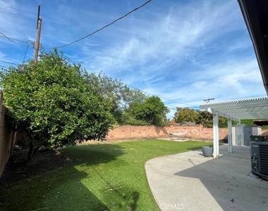 10443 Milwood Avenue - Photo Thumbnail 15