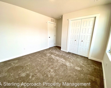 3956 N Amberwood Ave - Photo Thumbnail 4