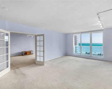 2301 Collins Ave - Photo Thumbnail 8