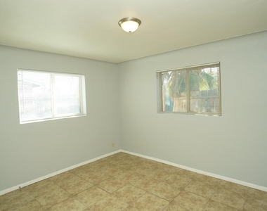 1155 N Santa Rosa Avenue - Photo Thumbnail 12