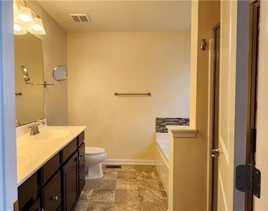 617 Broadmore Ln - Photo Thumbnail 14