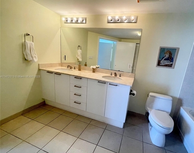 16699 Collins Ave - Photo Thumbnail 12