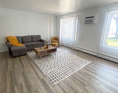 719 E Walled Lake Drive - Photo Thumbnail 9