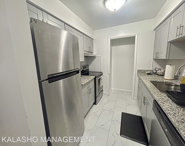 719 E Walled Lake Drive - Photo Thumbnail 4
