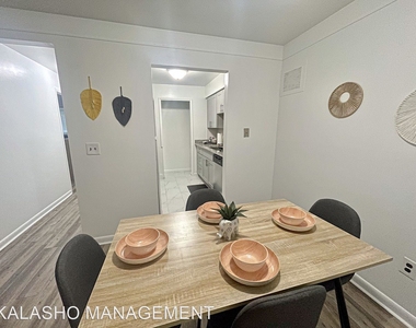 719 E Walled Lake Drive - Photo Thumbnail 3
