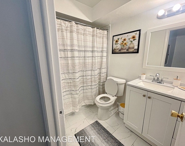 719 E Walled Lake Drive - Photo Thumbnail 6