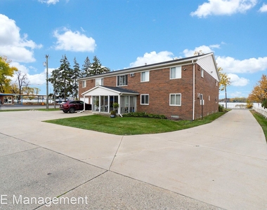 719 E Walled Lake Drive - Photo Thumbnail 30