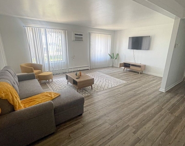 719 E Walled Lake Drive - Photo Thumbnail 11