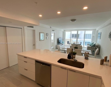 5601 Collins Ave - Photo Thumbnail 3