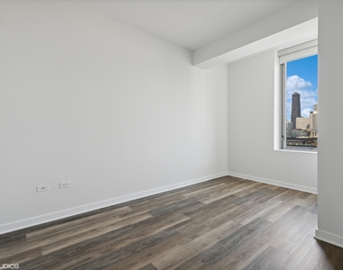 469 W Huron Street - Photo Thumbnail 9