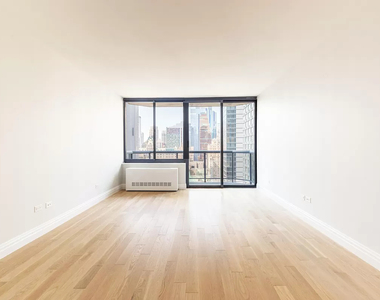 West 48th Street 7TH AVENUE - Photo Thumbnail 9