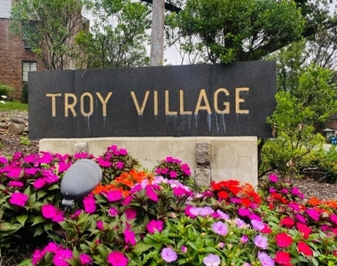 38 Troy Dr - Photo Thumbnail 4