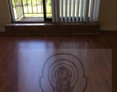 4520 N Clarendon Ave - Photo Thumbnail 5