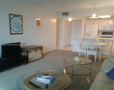 2301 Collins Ave - Photo Thumbnail 5