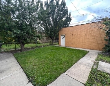 6742 N Rockwell Street - Photo Thumbnail 5