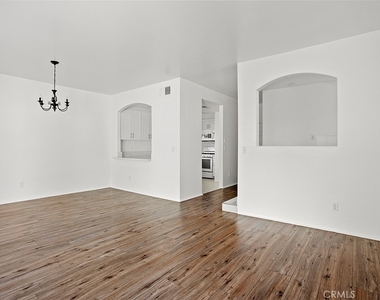 9435 Noble Avenue - Photo Thumbnail 16