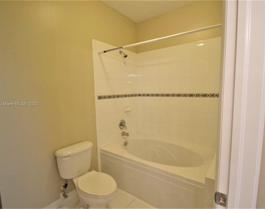 4952 Sw 128th Ave - Photo Thumbnail 4