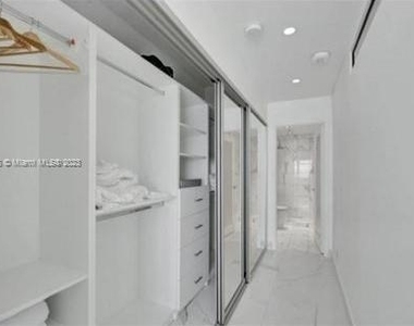 5601 Collins Ave - Photo Thumbnail 12