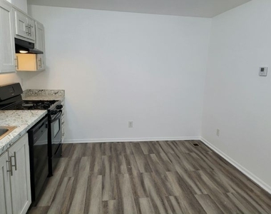 825 N Lamb Blvd - Photo Thumbnail 9