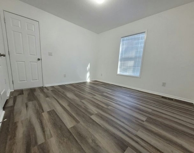 825 N Lamb Blvd - Photo Thumbnail 11