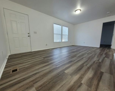 825 N Lamb Blvd - Photo Thumbnail 7