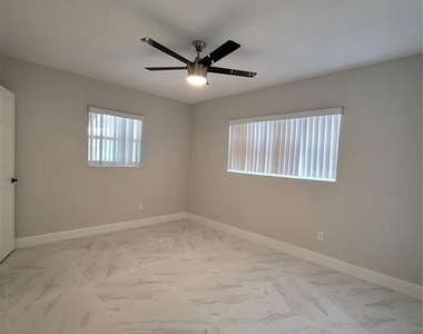 15630 Ne 4th Ct - Photo Thumbnail 5