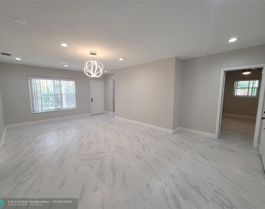 15630 Ne 4th Ct - Photo Thumbnail 2