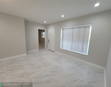 15630 Ne 4th Ct - Photo Thumbnail 3