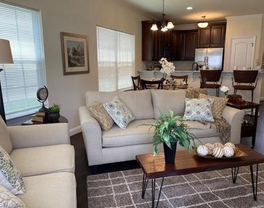 2821 Estella Way - Photo Thumbnail 5