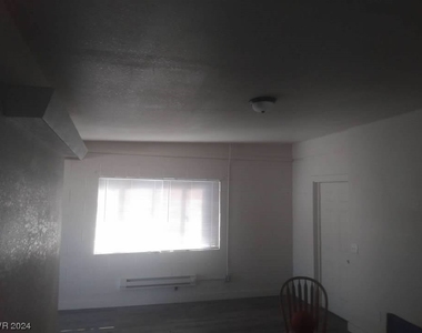 1319 Exley Avenue - Photo Thumbnail 10