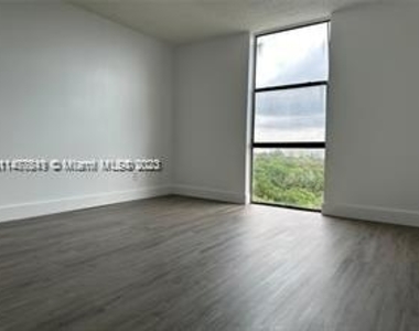 13499 Biscayne Blvd - Photo Thumbnail 4