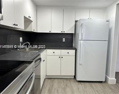 13499 Biscayne Blvd - Photo Thumbnail 1