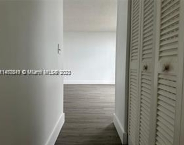 13499 Biscayne Blvd - Photo Thumbnail 3