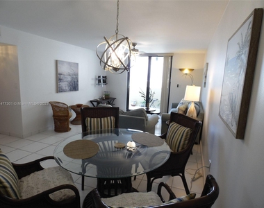 1623 Collins Ave - Photo Thumbnail 3