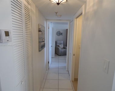 1623 Collins Ave - Photo Thumbnail 8