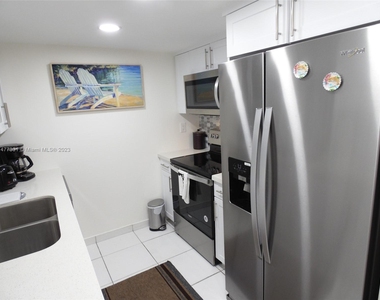 1623 Collins Ave - Photo Thumbnail 7