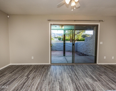 7425 E Serenity Lane - Photo Thumbnail 11