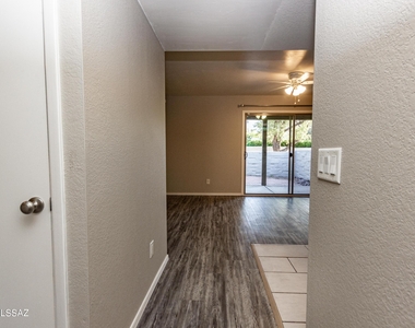 7425 E Serenity Lane - Photo Thumbnail 8