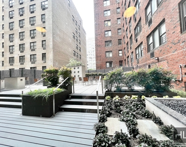 East 79th Street - Photo Thumbnail 4