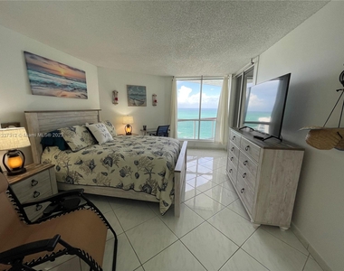 6767 Collins Ave - Photo Thumbnail 2