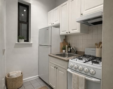 Second Ave East 89th Street - Photo Thumbnail 1
