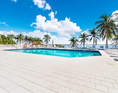 6767 Collins Ave - Photo Thumbnail 27