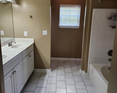 3203 Regency Ct - Photo Thumbnail 17