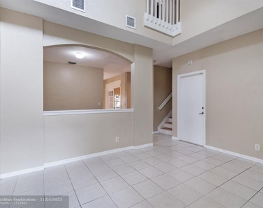 11429 Nw 34th Place - Photo Thumbnail 3