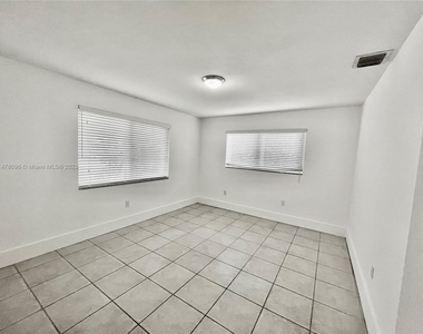 1542 Siena Ave - Photo Thumbnail 7