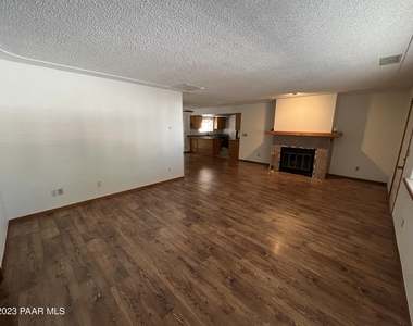 1190 N Conestoga Way - Photo Thumbnail 3