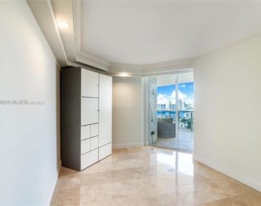 17555 Collins Ave - Photo Thumbnail 11