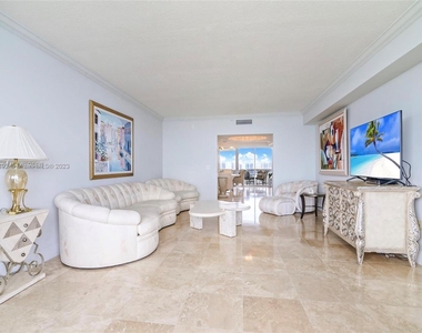 17555 Collins Ave - Photo Thumbnail 13