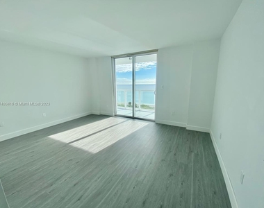 2457 Collins Ave - Photo Thumbnail 10