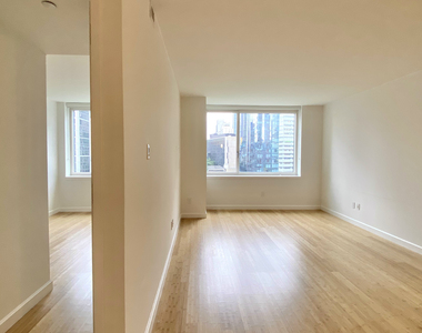 300 North End Avenue - Photo Thumbnail 2